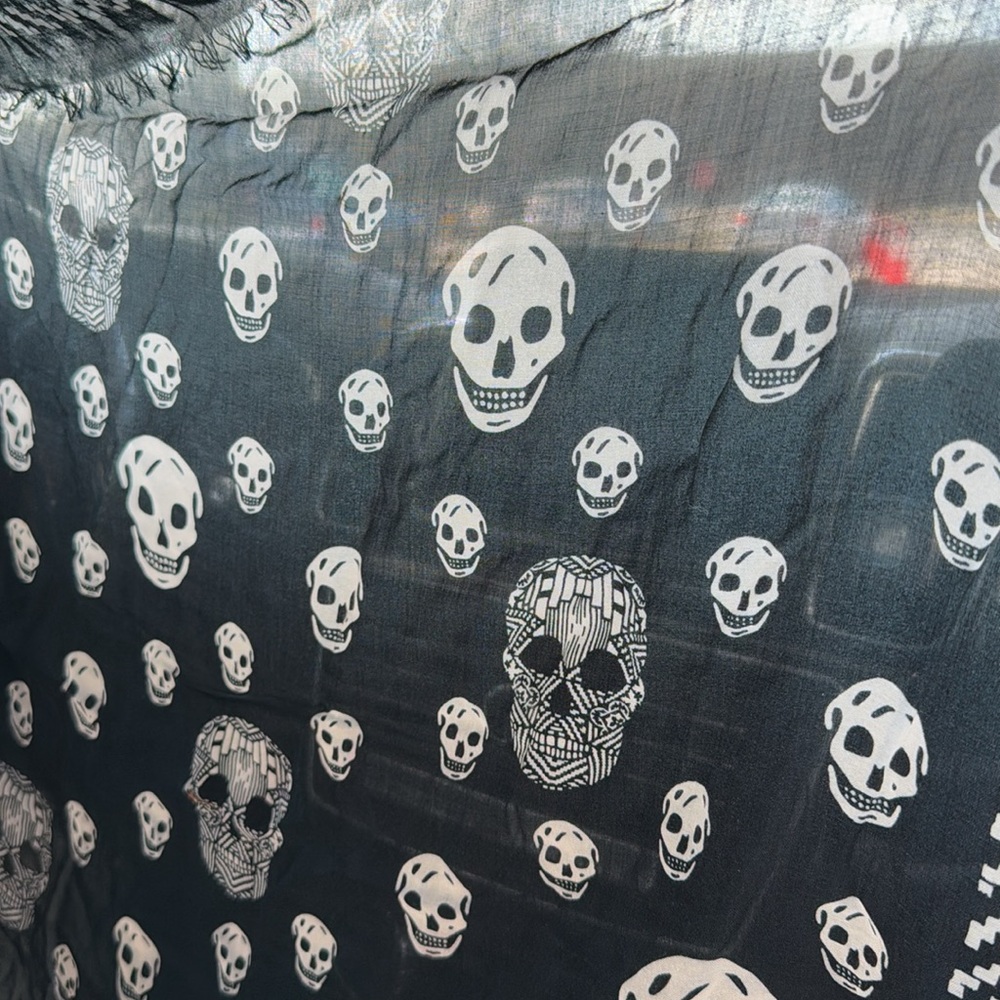 Alexander McQueen Black Skull Scarf - Picture 10 of 10
